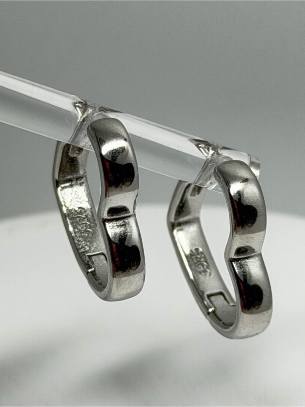 925 stamped, Sterling Silver Heart shapes Hoops Earrings - For Sale! - Picture 7 of 9